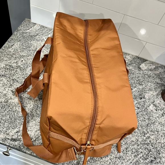 NWT Large Chic Duffle Bag - Picture 5 of 10